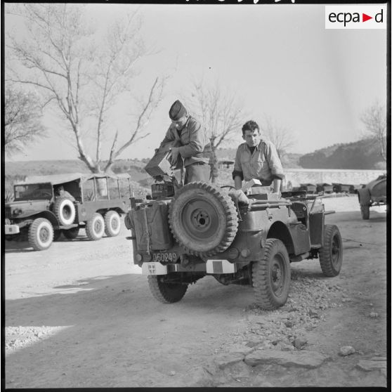 Préparatifs pour le départ en opération du 8ème régiment d'infanterie motorisé (RIM) de Saïda.