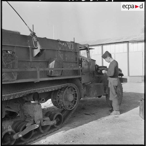 Préparatifs pour le départ en opération du 8ème régiment d'infanterie motorisé (RIM) de Saïda.