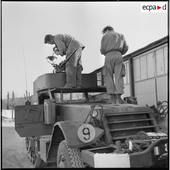 Préparatifs pour le départ en opération du 8ème régiment d'infanterie motorisé (RIM) de Saïda.