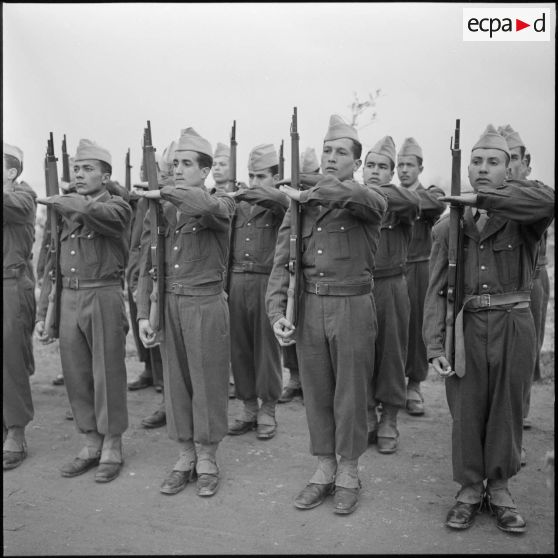 Cherchell. Peloton préparatoire aux écoles des officiers de réserve (PPEOR). La leçon d'ordre serré.