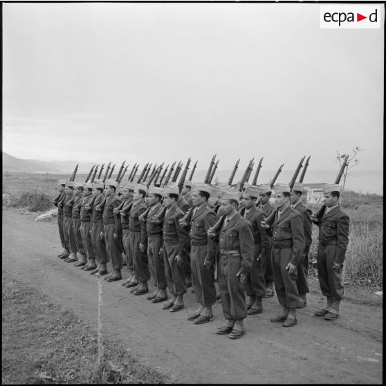 Cherchell. Peloton préparatoire aux écoles des officiers de réserve (PPEOR). La leçon d'ordre serré.