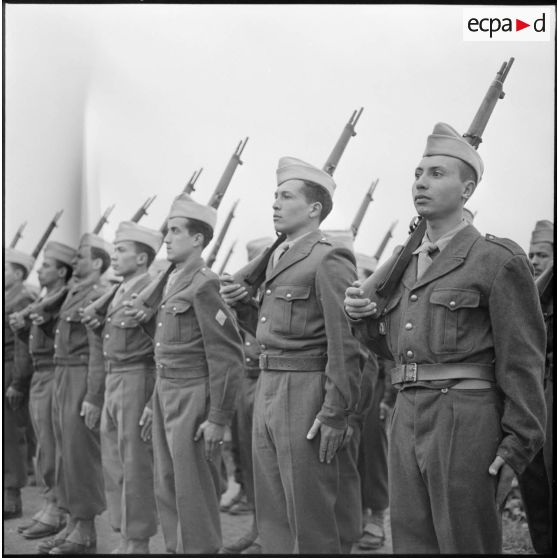 Cherchell. Peloton préparatoire aux écoles des officiers de réserve (PPEOR). La leçon d'ordre serré.