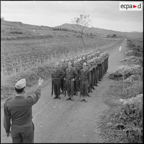 Cherchell. Peloton préparatoire aux écoles des officiers de réserve (PPEOR). La leçon d'ordre serré.