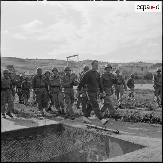 Cherchell. Peloton préparatoire aux écoles des officiers de réserve (PPEOR). Parcours du combattant.