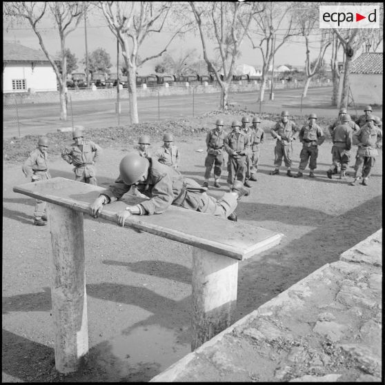 Cherchell. Peloton préparatoire aux écoles des officiers de réserve (PPEOR). Parcours du combattant.