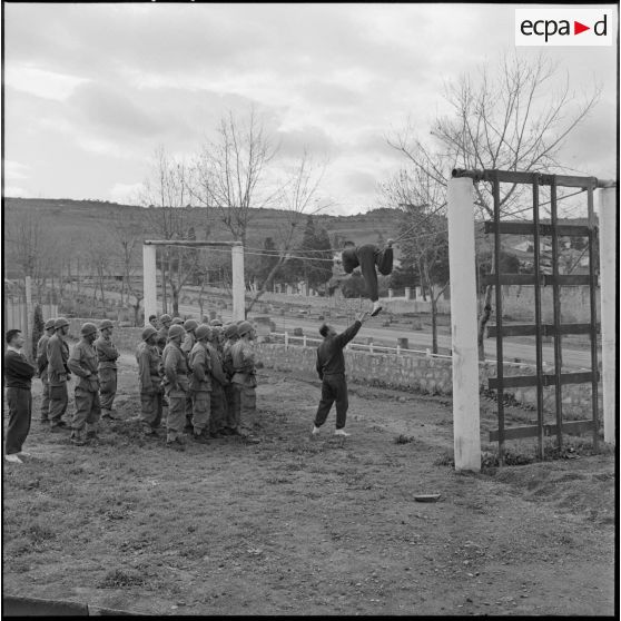 Cherchell. Peloton préparatoire aux écoles des officiers de réserve (PPEOR). Parcours du combattant.