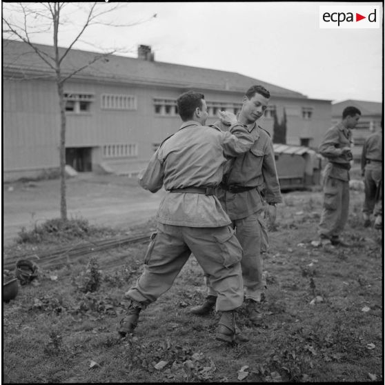 Cherchell. Peloton préparatoire aux écoles des officiers de réserve (PPEOR). Combat rapproché.