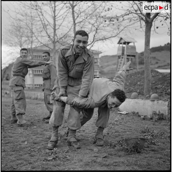 Cherchell. Peloton préparatoire aux écoles des officiers de réserve (PPEOR). Combat rapproché.