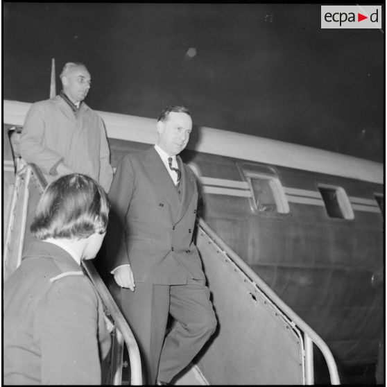 Maison Blanche. Base aérienne. Michel Debré descend de son avion.