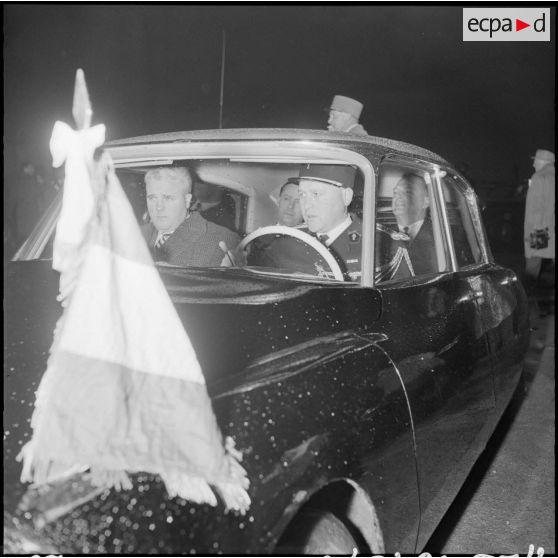 Maison Blanche. Base aérienne. Michel Debré en voiture vers Alger.