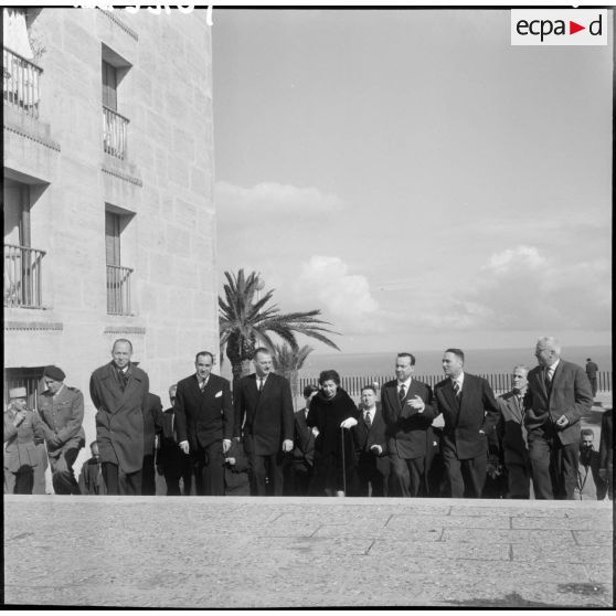 Alger. Michel Debré visite la cité Diar el Mahçoul.