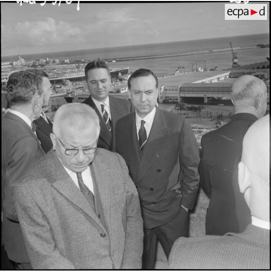 Alger. Hôtel de ville. Michel Debré avec des autorités face au port.