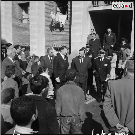 Alger. Michel Debré visite une cité.