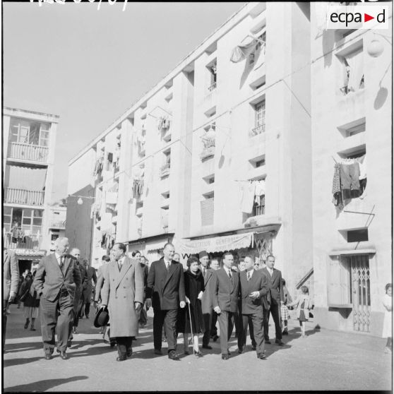 Alger. Michel Debré visite une cité.