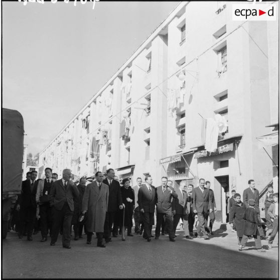 Alger. Michel Debré visite une cité.