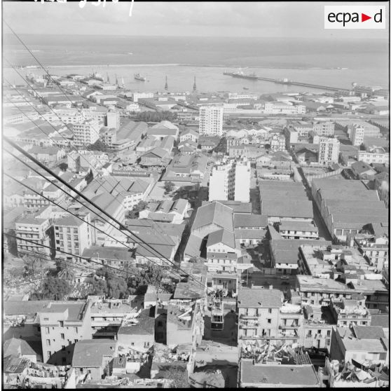 Vue de la ville d'Alger et de son port depuis le téléphérique urbain.