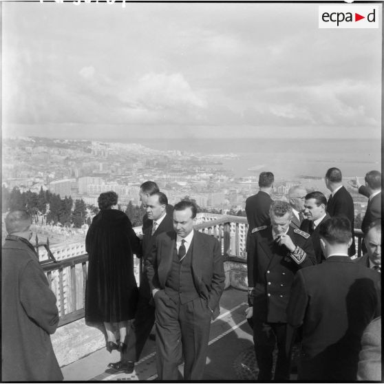 Alger. Michel Debré visite la cité Diar el Mahçoul.