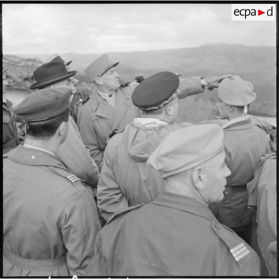 Inspection dans l'Algérois. Le général Allard montre quelque chose à Pierre Guillaumat.