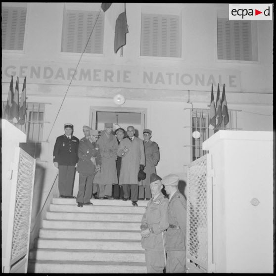 Inspection dans l'Algérois. Pierre Guillaumat sort de la gendarmerie de Rouïba.