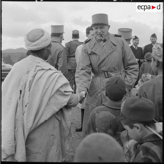 Inspection dans l'Algérois. Le général Allard serre la main d'un homme.