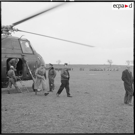 Secteur d'Aumale. Les généraux Challe et Allard sortent d'un hélicoptère Sikorsky H-34.