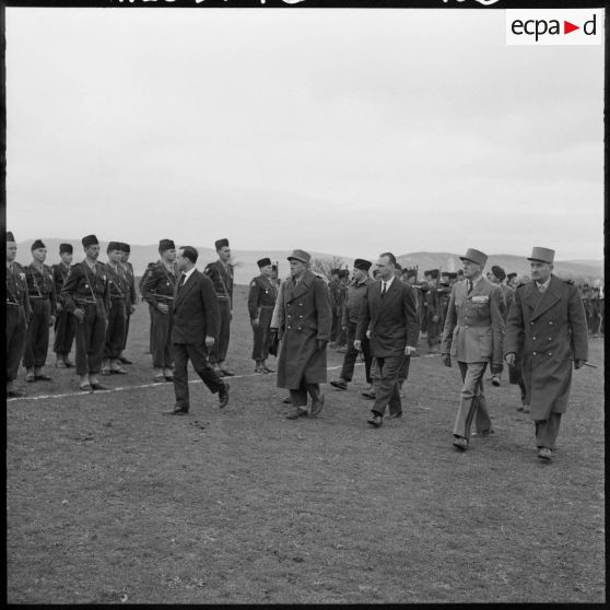 Secteur d'Aumale. Les autorités passent les troupes en revue.