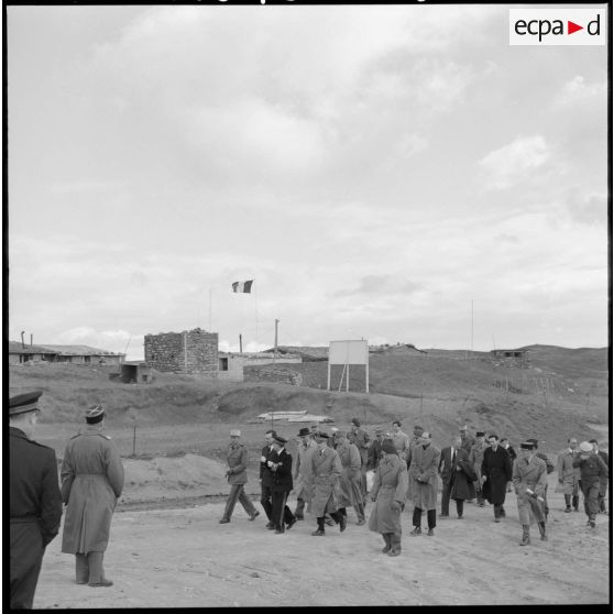 Secteur d'Aumale. Michel Debré et les autorités en visite.