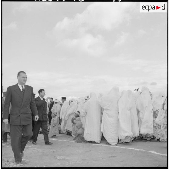 Secteur d'Aumale. Michel Debré salue les femmes.