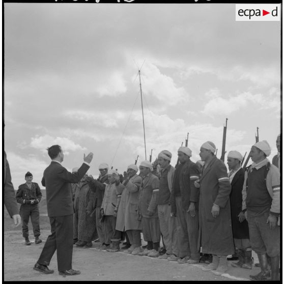 Secteur d'Aumale. Michel Debré salue les hommes.