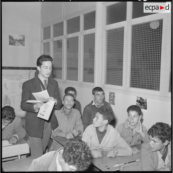 Valee. Un cours pour adulte est tenu chaque soir par l'instituteur du village.