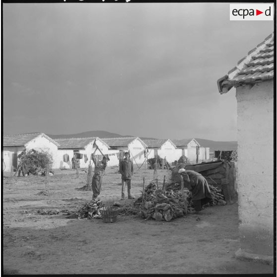 Jemmapes. L'équipe d'ASRA (assistantes sociales les Rurales Auxiliaires) visite une fois par semaine les centres de regroupement situés près de la ville.