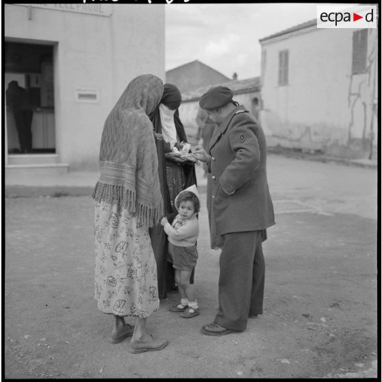 Valee. Le Lieutenant Bastien, officier du secteur de Philippeville, s'entretient avec les mères de famille du village.