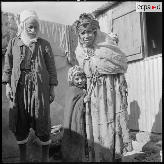 Kabylie. La journée d'une petite fille : Louira avec sa famille.