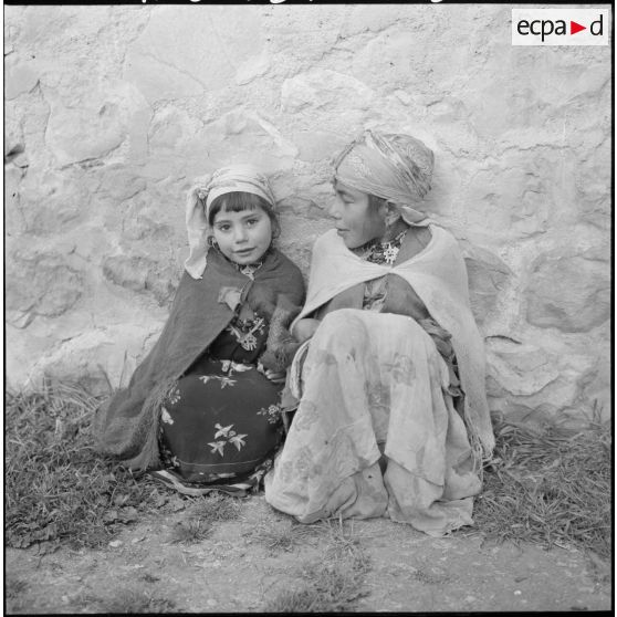 Kabylie. La journée d'une petite fille : portrait de Louira avec une jeune fille.