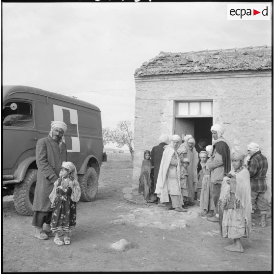 Kabylie. La journée d'une petite fille : Louira avec son père devant un dispensaire.