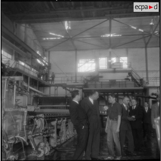 Baba-Ali. Paul Delouvrier visite l'usine Cellunaf.