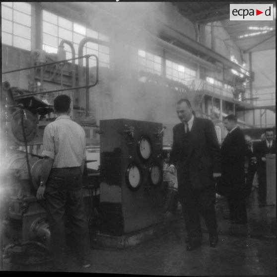 Baba-Ali. Paul Delouvrier visite l'usine Cellunaf.