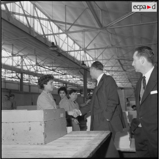 Baba-Ali. Paul Delouvrier visite l'usine Cellunaf.