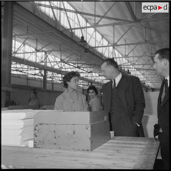 Baba-Ali. Paul Delouvrier visite l'usine Cellunaf.