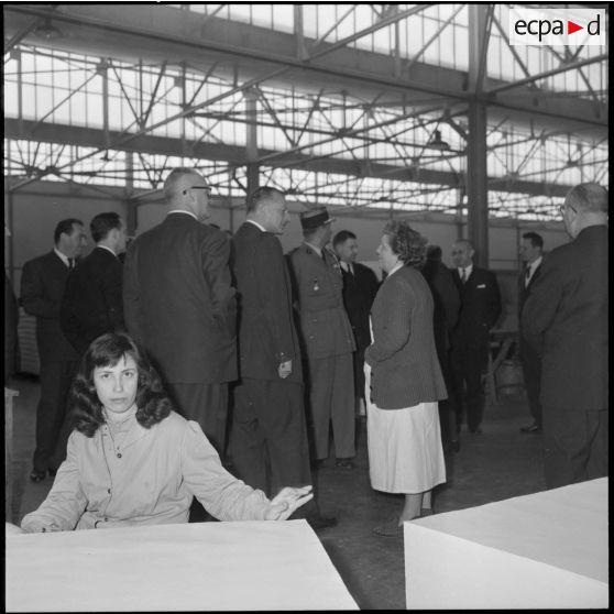 Baba-Ali. Paul Delouvrier visite l'usine Cellunaf.