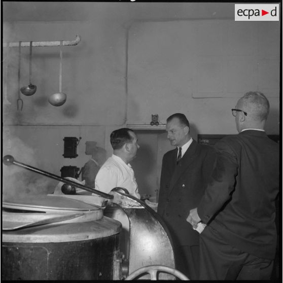 Baba-Ali. Paul Delouvrier visite l'usine Cellunaf.