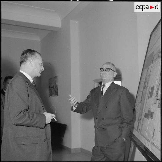 Baba-Ali. Paul Delouvrier visite l'usine Cellunaf : exposé du président de l'usine, monsieur Guillanton.