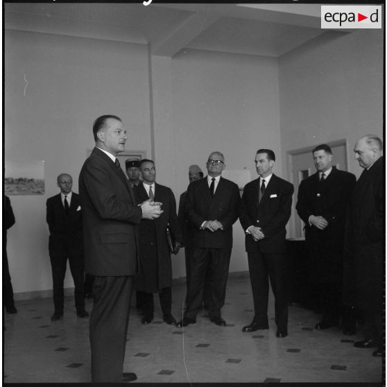 Baba-Ali. Discours de Paul Delouvrier adressé au personnel de l'usine Cellunaf.