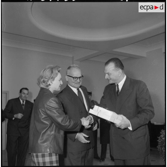 Baba-Ali. Paul Delouvrier reçoit des cadeaux à l'issue de sa visite à l'usine Cellunaf.