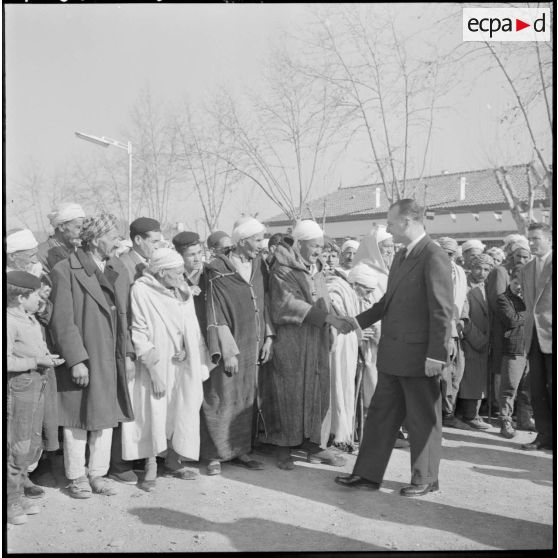 Souma. Paul Delouvrier rencontre la population civile.