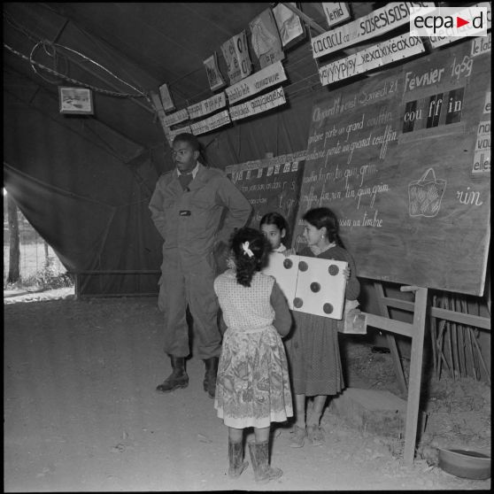 Mission de l'armée en Algérie : l'armée instruit.