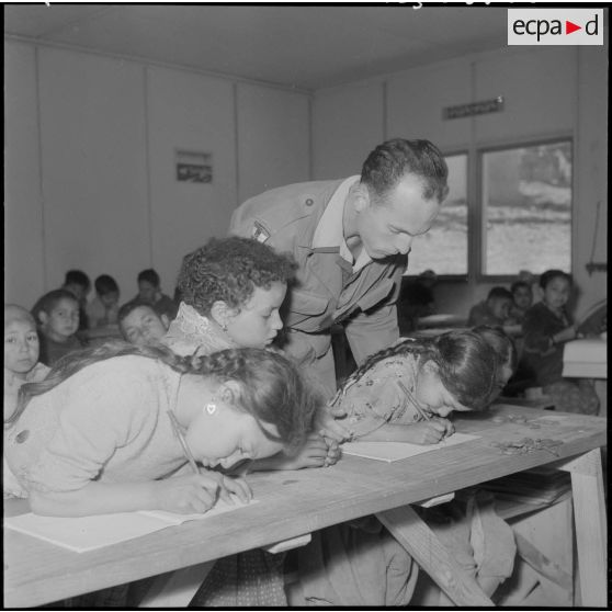 Mission de l'armée en Algérie : l'armée instruit.