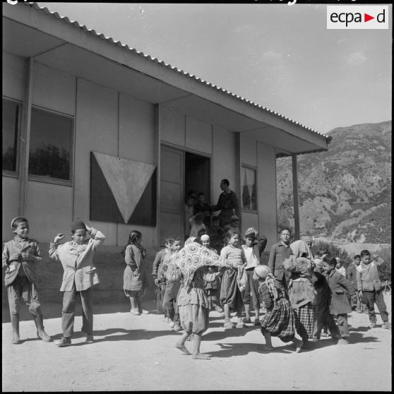 Mission de l'armée en Algérie : l'armée instruit.