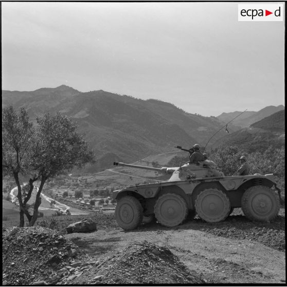 Mission de l'armée en Algérie : l'armée protège.