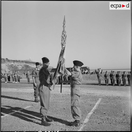 Tipasa. Prise d'armes. Le général Huet prend le drapeau.